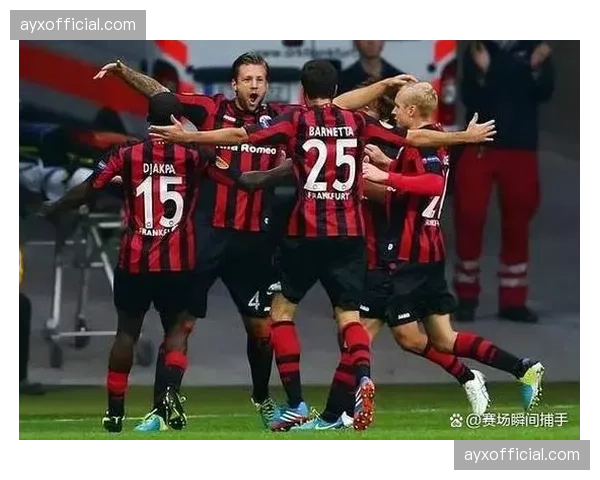 镜头捕捉:亚特兰大主帅加斯佩里尼因边路防守疏漏在场边激烈指挥 镜头捕捉:亚特兰大主帅加斯佩里尼因边路防守疏漏在场边激烈指挥